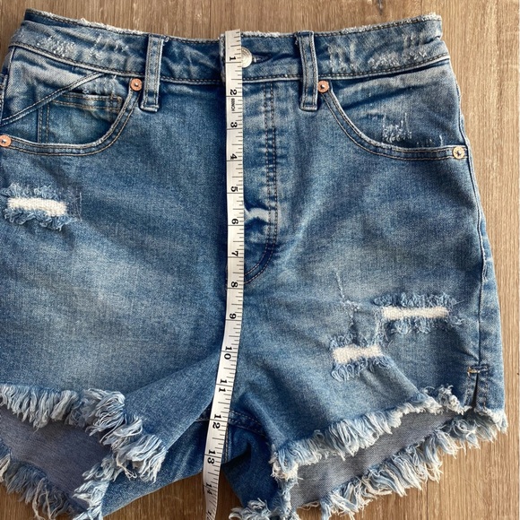 NWT We The Free Vintage Crvy Distressed Frayed High Rise Denim Shorts 26 - Picture 9 of 16